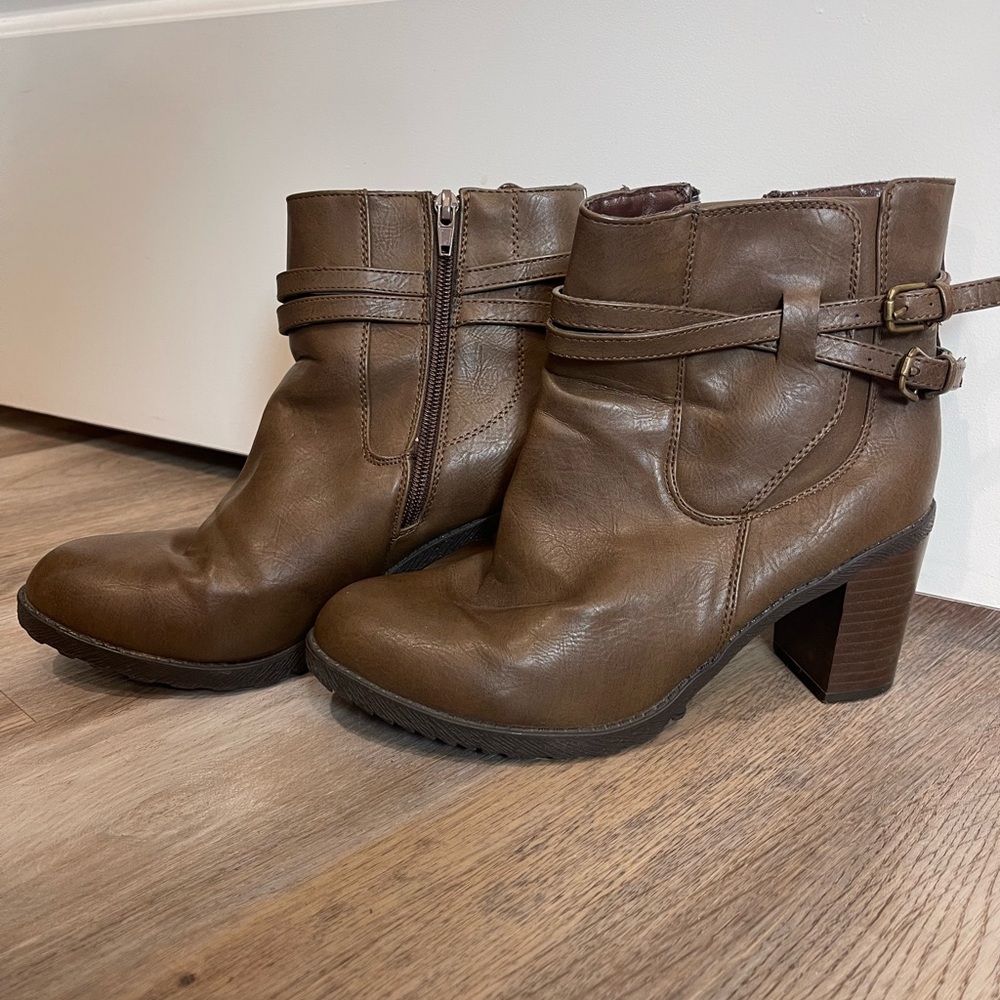 Vintage Brown Ankle Booties with Chunky Heel